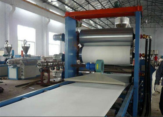 Un buen precio. Cadena de producción plástica libre del tablero, pelando la línea de la protuberancia del tablero de la espuma del PVC en línea