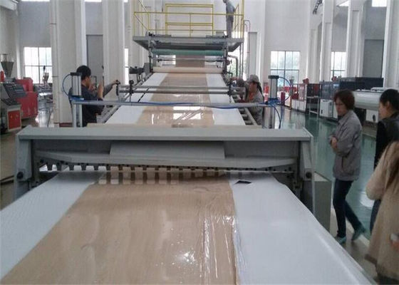 Un buen precio. Línea plástica producción de piedra de mármol artificial de la protuberancia de la hoja del PVC de dos extrusores de la hoja en línea