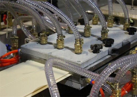 Un buen precio. Línea plástica de piedra de la protuberancia de la hoja, máquina completamente automática de la hoja del mármol del PVC en línea
