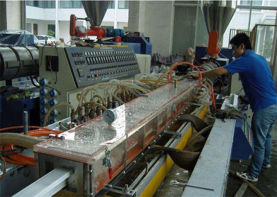 Un buen precio. Máquina del perfil de Wpc del panel de la puerta/línea plásticas de madera de la protuberancia fácil a la operación en línea