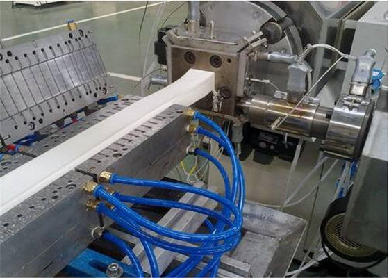 Un buen precio. Línea plástica 380V 50HZ de la protuberancia del perfil del tornillo del doble del control del PLC en línea