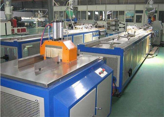 Un buen precio. Línea plástica de la protuberancia del extrusor del panel del PVC del techo del PVC del perfil del PVC/cadena de producción plástica del perfil en línea