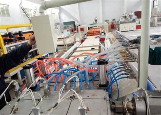 Un buen precio. Línea plástica de la protuberancia del perfil del PLC, cadena de producción plástica del perfil del PVC PP PE para el panel en línea