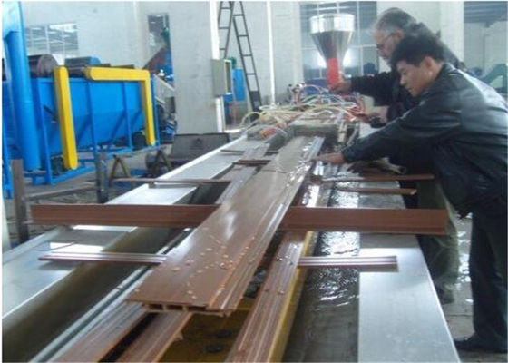 Un buen precio. Máquina de la protuberancia del perfil del PVC del capítulo de puerta de la eficacia alta con garantía de 1 año en línea
