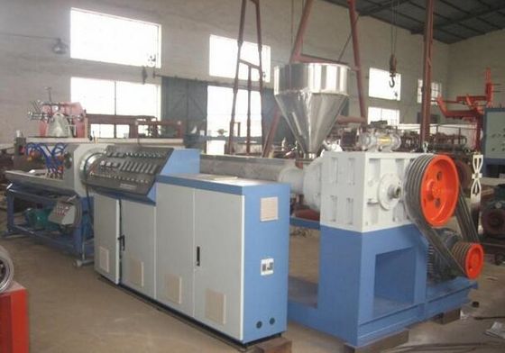 Un buen precio. El espiral plástico de la cadena de producción del conducto espiral/PE reforzó la fabricación de la máquina en línea