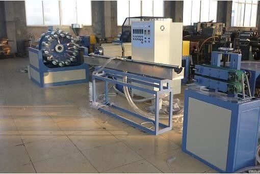 Un buen precio. Cadena de producción gemela completamente automática del tubo del PVC del extrusor de tornillo con el motor de Siemens en línea