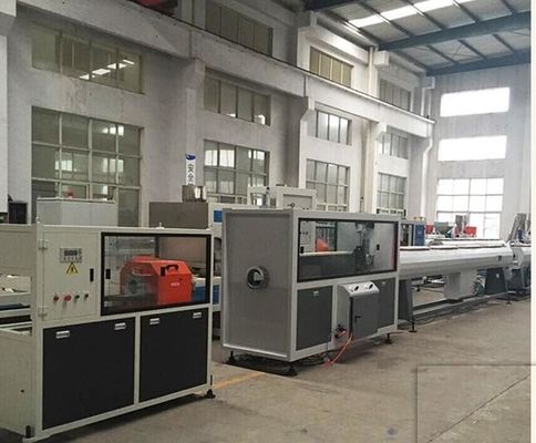 Un buen precio. Línea plástica de alto rendimiento de la protuberancia del PVC, cadena de producción gemela de la protuberancia del tubo del pvc en línea