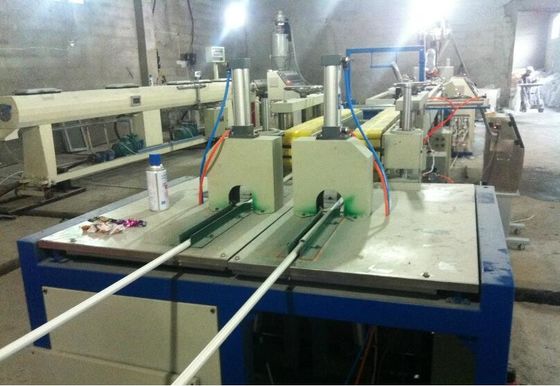 Un buen precio. Línea plástica de la protuberancia del tubo del tornillo gemelo, velocidad el 15m/minuto de la tracción en línea
