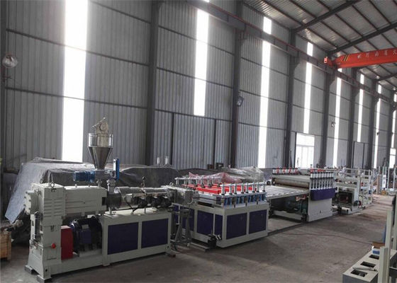 Un buen precio. cadena de producción del tablero de 380V 50HZ WPC para los muebles garantía de 1 año en línea