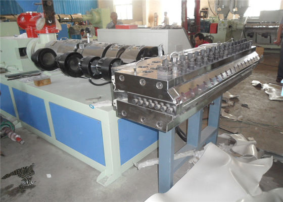 Un buen precio. máquina 600kg/H del tablero de la espuma del PVC 380V para el encofrado de la construcción en línea