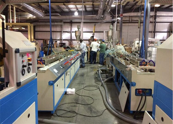 Un buen precio. Proceso plástico completamente automático de la protuberancia del perfil del PVC WPC de los PP PE para la fabricación de la puerta en línea