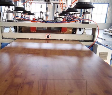 Un buen precio. Cadena de producción completamente automática del tablero de la máquina/WPC del tablero de la espuma de WPC en línea