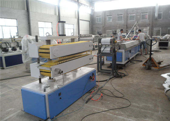 Un buen precio. Cadena de producción plástica de madera del perfil del PVC WPC del perfil de los PP PE, perfil plástico de madera que hace la maquinaria en línea