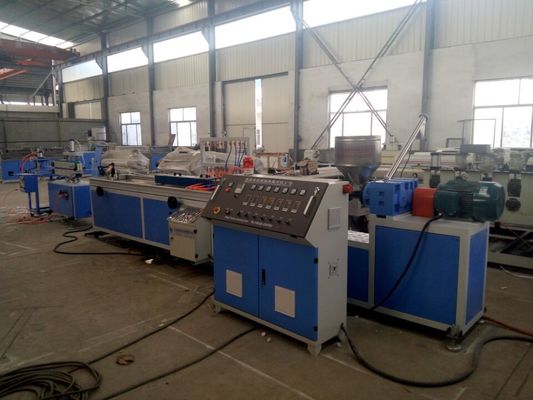 Un buen precio. Cadena de producción del perfil de la máquina/PVC de la protuberancia del perfil del plástico PE WPC en línea
