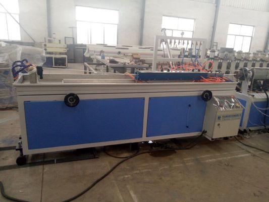 Un buen precio. Línea plástica de la protuberancia del perfil del PVC WPC, ventana del PVC WPC y cadena de producción plástica del perfil de la puerta en línea