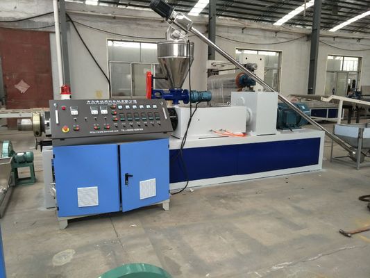El PVC eléctrico telegrafía los gránulos plásticos trabaja a máquina la máquina gemela de la granulación del PVC del tornillo