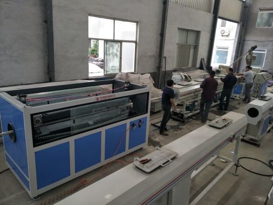 Un buen precio. Cadena de producción gemela del tubo del PVC del tornillo UPVC pavimento de la fabricación del tubo del Pvc de los cables en línea