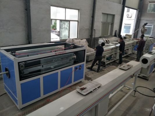 Un buen precio. Línea plástica de alto rendimiento de la protuberancia del pvc, cadena de producción del tubo del pvc en línea
