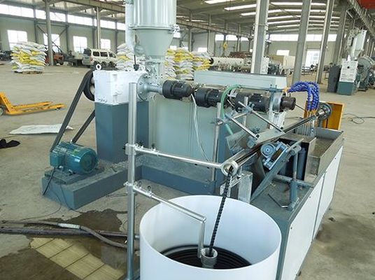 Un buen precio. Cadena de producción acanalada auto del tubo, extrusor de solo tornillo protector de la manga de Sprial de la manguera hidráulica en línea