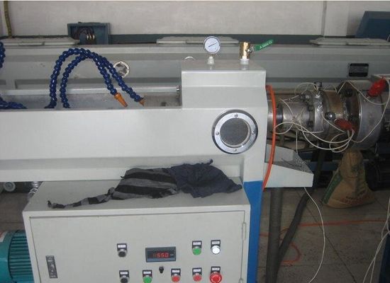 Un buen precio. Línea plástica completamente automática PP PE Sprial de la protuberancia del tubo que envuelve la fabricación de las bandas en línea