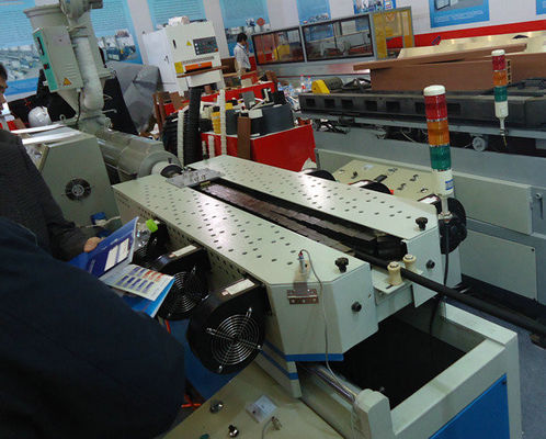 Un buen precio. El PVC acanaló el extrusor de tornillo del gemelo de la máquina del tubo, extrusor acanalado pvc de un sólo recinto del tubo en línea