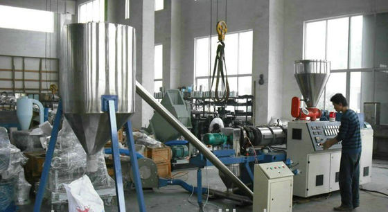 Un buen precio. Línea plástica de la protuberancia del gránulo caliente del corte del PVC, extrusor de tornillo del doble de la nodulizadora del PVC en línea