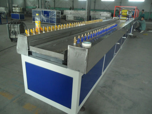 Un buen precio. Cadena de producción del perfil de WPC, extrusor de tornillo gemelo para el rodapié en línea