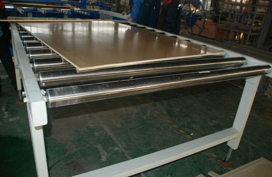 Un buen precio. Fabricación completamente automática de la plantilla de la construcción de la máquina del tablero de la espuma del PVC WPC en línea