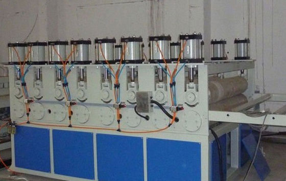 Un buen precio. El PVC sube a la protuberancia Manchine con el extrusor de tornillo gemelo, extrusor del tablero de la espuma de la corteza del pvc en línea