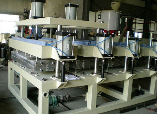Un buen precio. Cadena de producción de madera del tablero de la espuma del Pvc del plástico del tornillo doble velocidad en línea