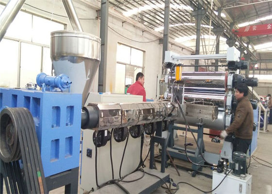 Un buen precio. Tablero del Pvc del grueso 3m m que hace la vibración de la máquina 650kg/H resistente en línea