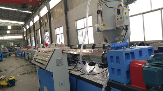 Un buen precio. Línea de extrusión de tuberías de plástico PE de 16 mm a 63 mm Máquina de extrusión de tuberías de PE de tres capas en línea
