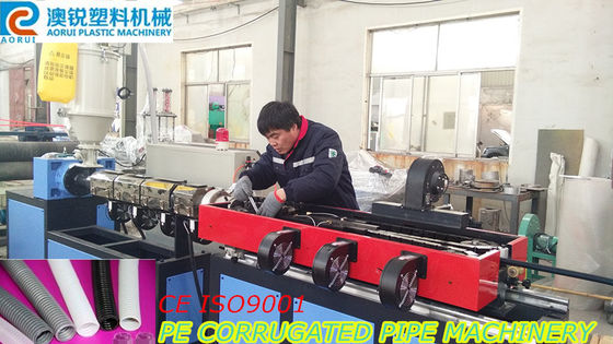 Un buen precio. Máquina plástica acanalada de la protuberancia del tubo del HDPE completamente automática en línea