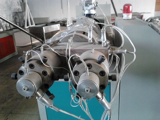 Un buen precio. Línea plástica de la protuberancia del tubo del tornillo del gemelo del PVC, máquina del extrusor del tubo en línea