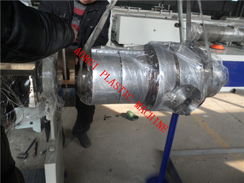 Un buen precio. el extrusor de tornillo gemelo rápido 50HZ/avanzó la línea plástica de la protuberancia del tubo en línea