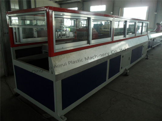 Un buen precio. Manche la línea plástica de la protuberancia del perfil del PVC WPC del acero, máquina del panel de Ceilling del perfil de WPC en línea