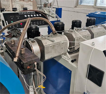 Un buen precio. Equipo no tejido soplado derretimiento horizontal de la protuberancia de la tela de la máquina de los Pp en línea