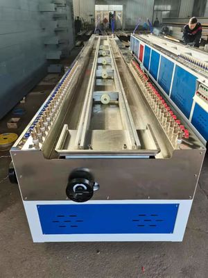 Un buen precio. Diseño de tamaño personalizado Máquina de extrusión de plástico Bajo ruido en línea