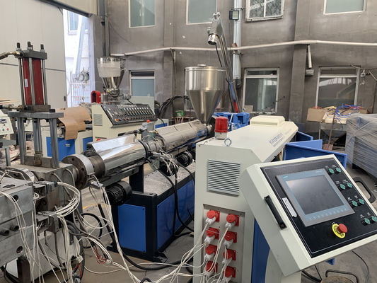 Un buen precio. Tablero de 350KG/H WPC que hace máquina la cadena de producción de alta densidad del tablero de la espuma del PVC en línea