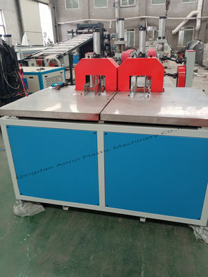 Un buen precio. Línea de extrusión de tuberías de PVC estable 16 - 63 mm Extrusora de tornillo doble con motor de 37kw en línea