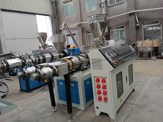 Cadena de producción del tubo del PVC del CE máquina doble 20m m a 90m m de la protuberancia del tubo de la salida