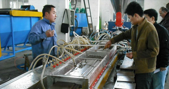 Un buen precio. la cadena de producción plástica del perfil 380V, madera hizo espuma línea/proceso de la protuberancia del perfil del Pvc en línea