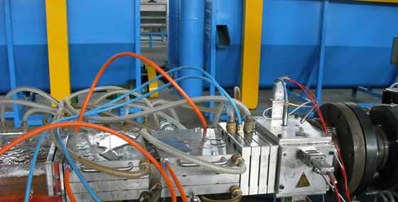 Un buen precio. Cadena de producción plástica del perfil del panel del Celling del Pvc alto rendimiento en línea