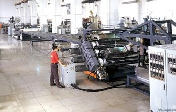Un buen precio. máquina de la protuberancia del tablero de la espuma del PVC de 380V 50HZ, cadena de producción plástica del tablero en línea