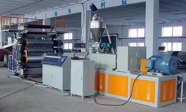 Un buen precio. Cadena de producción de múltiples capas de alta densidad del tablero de la coextrusión WPC en línea