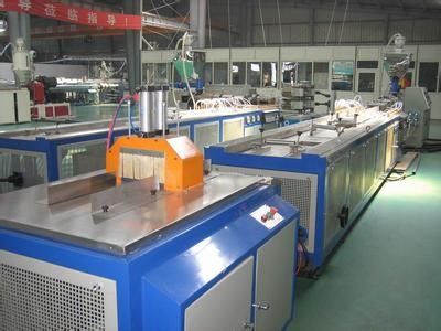 Un buen precio. Línea de la protuberancia del perfil del piso de WPC, máquina plástica del perfil de la plataforma en línea