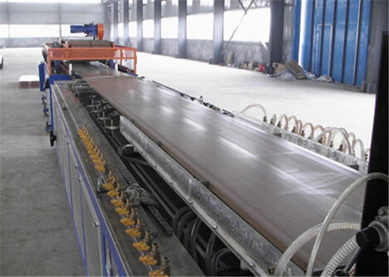 Un buen precio. Máquina impermeable del tablero de la espuma de WPC, extrusor de tornillo doble plástico de madera en línea