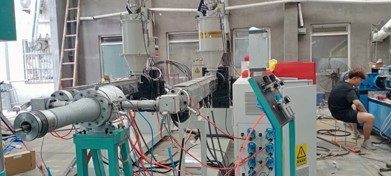 Un buen precio. Acabamiento del CNC de la máquina de la fabricación del tubo de Dwc de la pared del doble de HPVC en línea