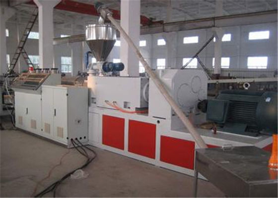 Un buen precio. Cadena de producción profesional del tablero de WPC para el panel de la construcción en línea