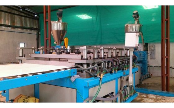 Un buen precio. Máquina/extrusor cónicos dobles profesionales del tablero de la espuma del tornillo WPC en línea